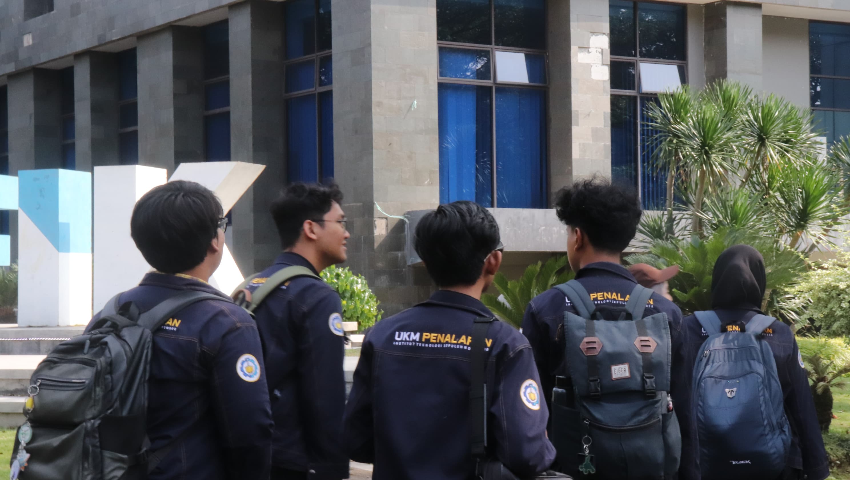 Anggota UKM Penalaran ITS berkumpul bersama mengenakan jaket organisasi