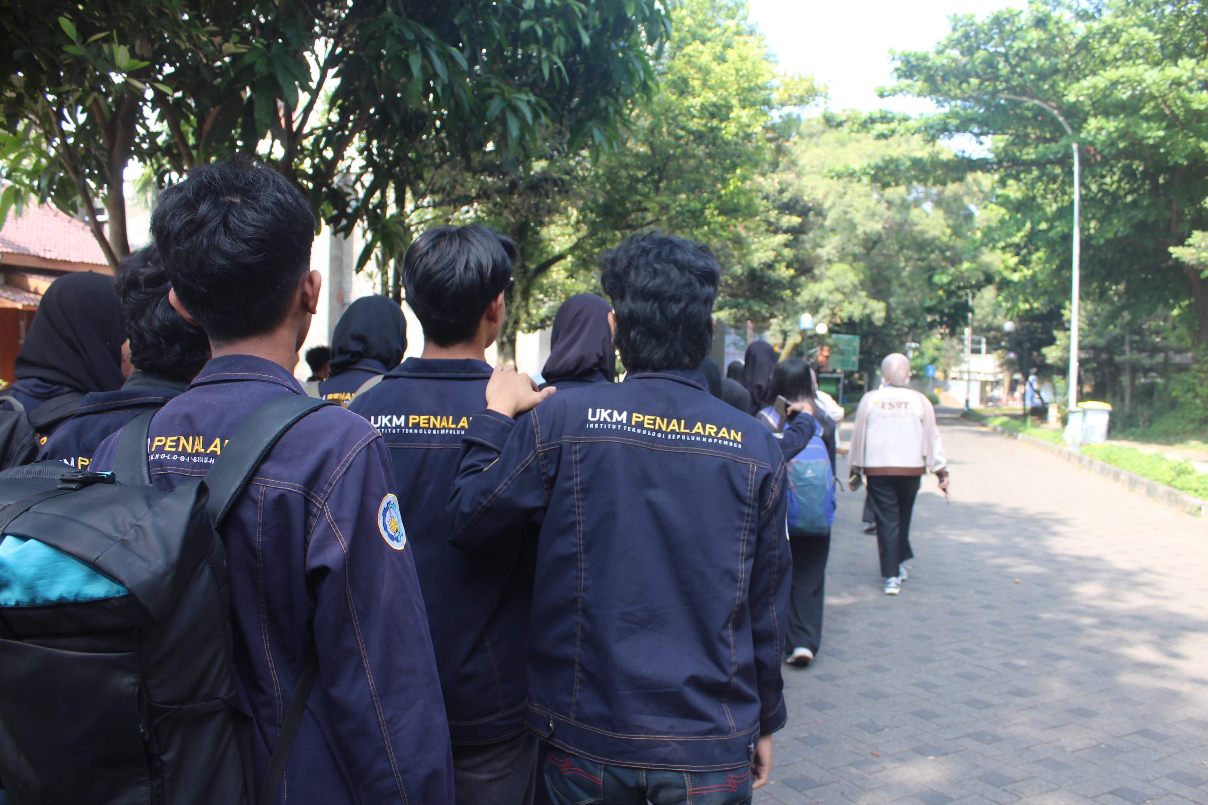 Anggota UKM Penalaran ITS mengenakan jaket almamater kebanggaan